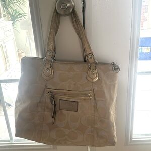 Beautiful beige, white, and pink vintage poppy Coach purse 😍🤍🩷